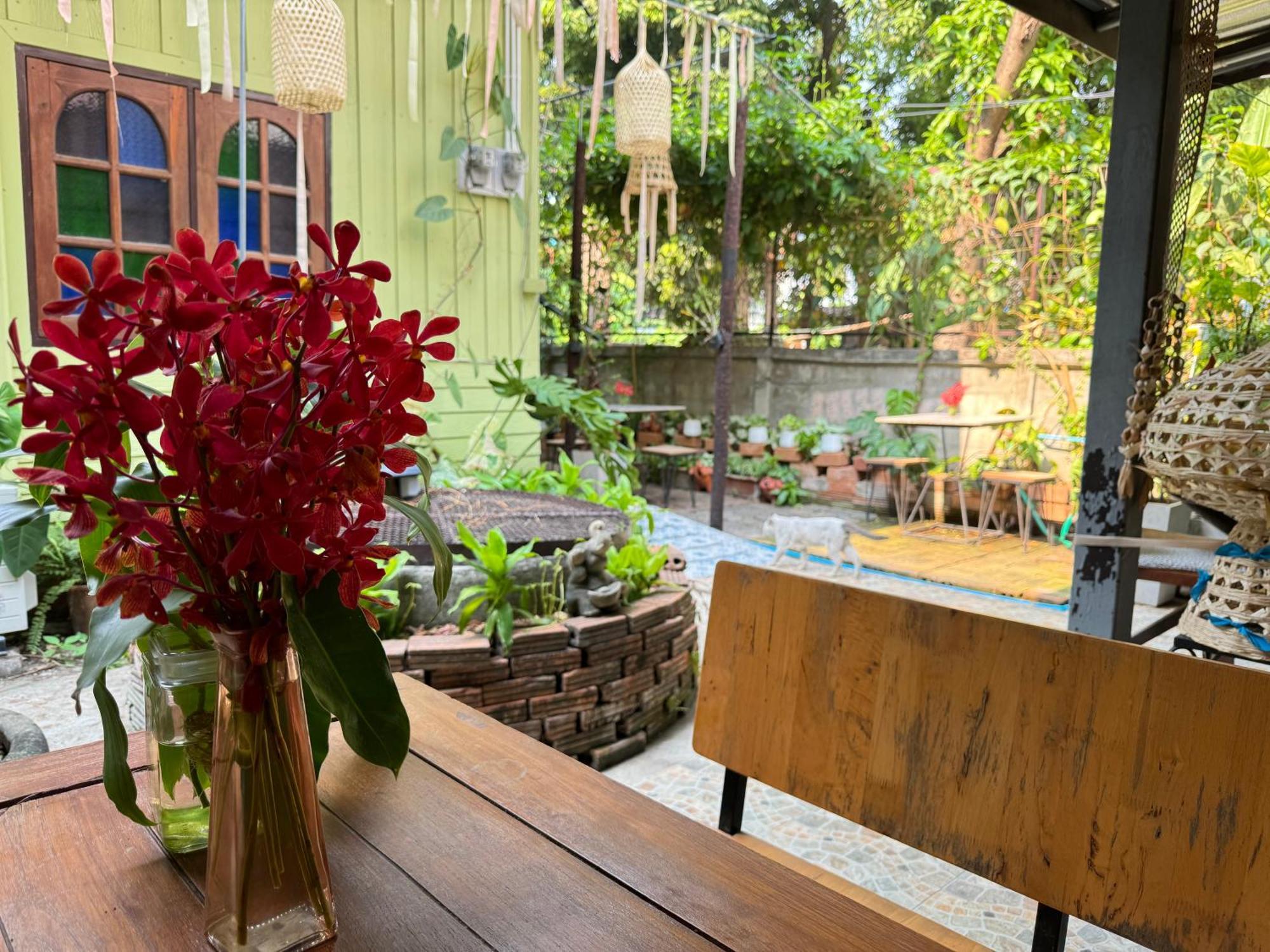 Retro At Phra Sing Guest House Chiang Mai Exterior photo